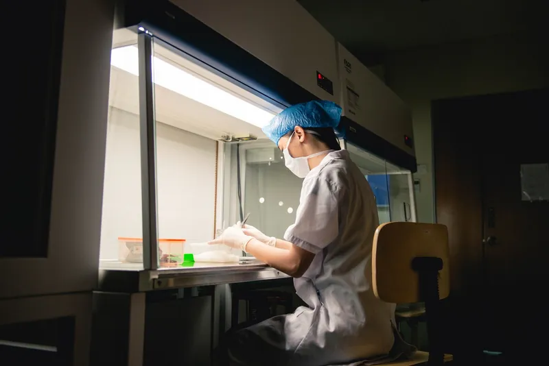 Researcher in the cultivation laboratory